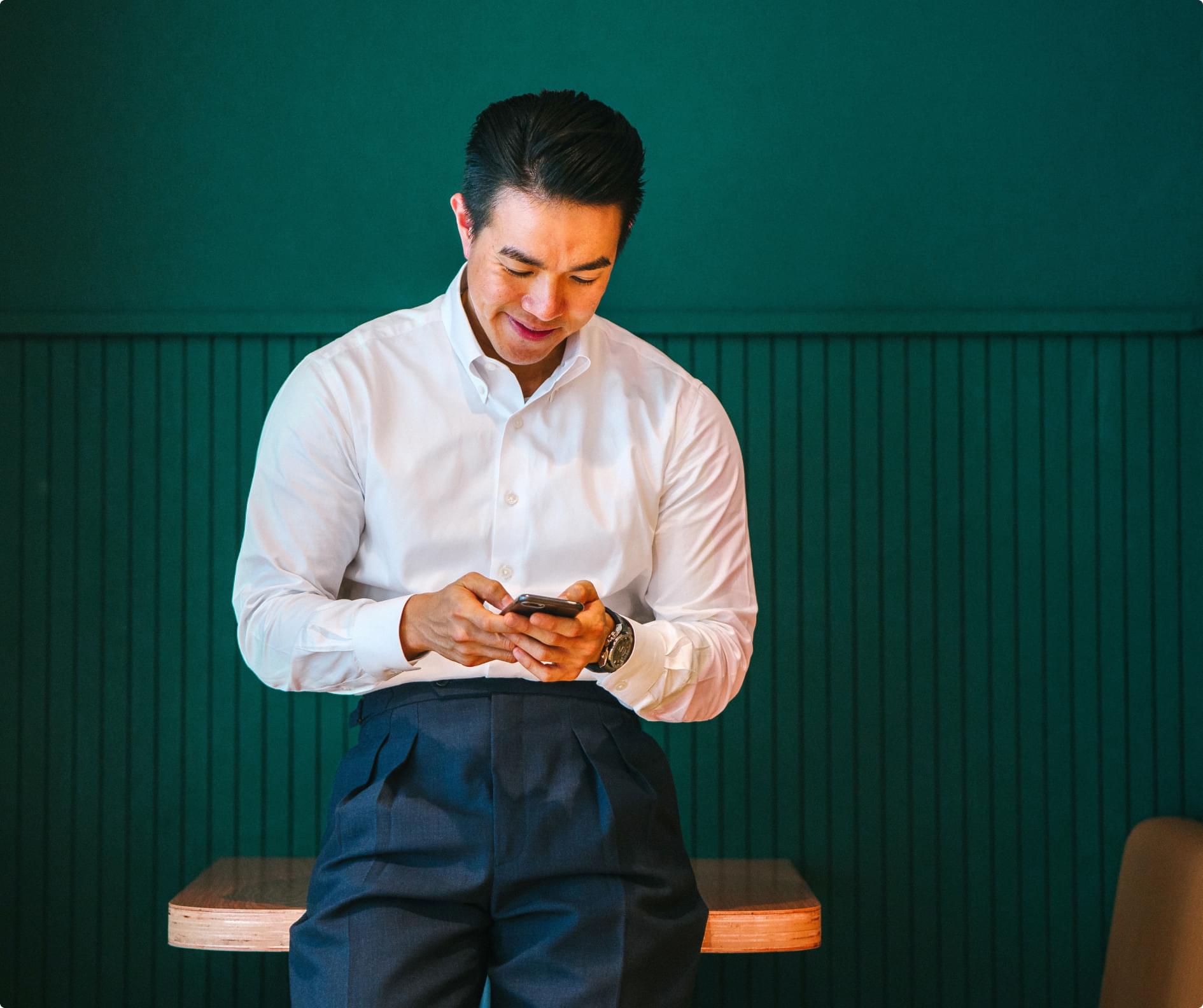 Consultor analisando gráficos de desempenho.